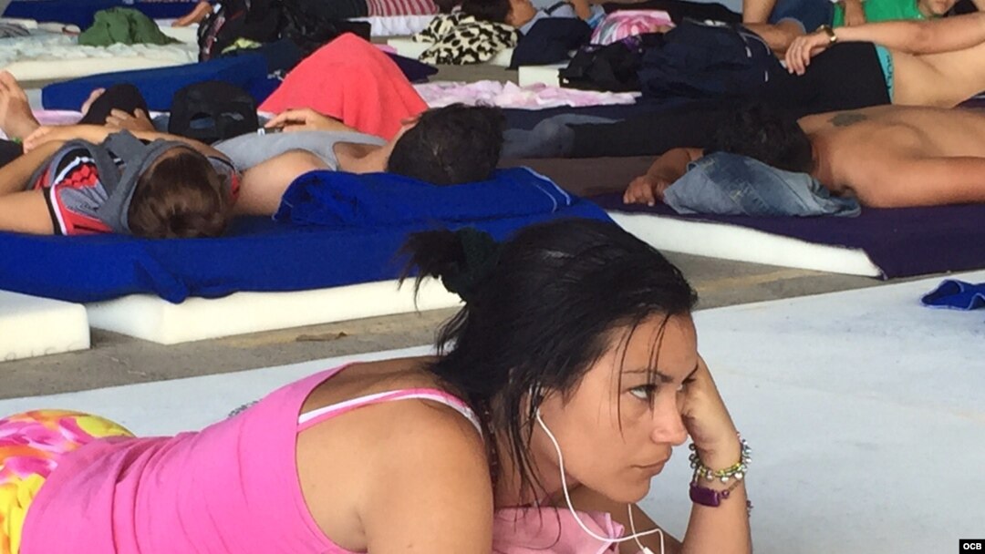Cubanos esperan una solución a la crisis en uno de los refugios para migrantes en Costa Rica. Foto Claudio Castillo