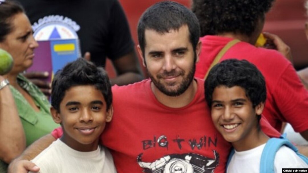 El director Ian Padrón posa con los protagonistas de su filme Habanastation. 