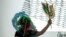 Imagen de Documenta, feria de arte contemporáneo que se celebra cada cinco años. En esta imagen, la artista germana Christine Falk hace una performance con títeres de Tailandia. (AP Photo/Martin Meissner).