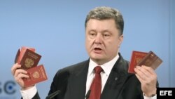 Petro Poroschenko muestra pasaportes de los soldados rusos.