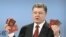 Petro Poroschenko muestra pasaportes de los soldados rusos.