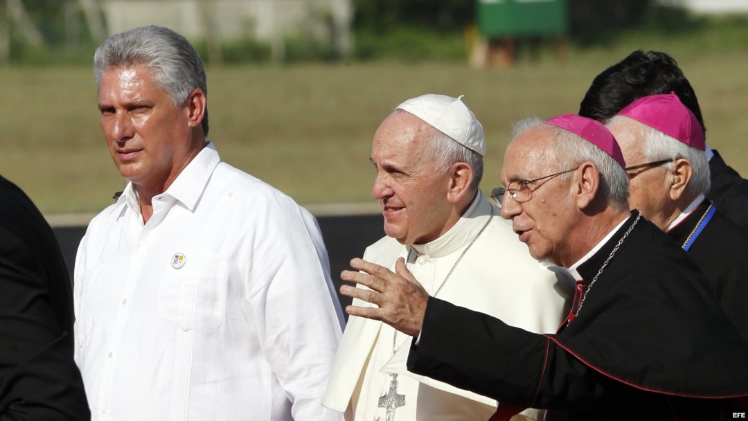 Mons. Aranguren (der.) recibió en 2015 al Papa Francisco (c), acompañado del primer vicepresidente cubano, Miguel Diaz-Canel. 
