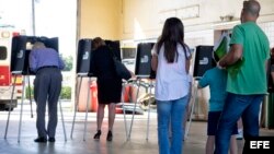 Electores hacen cola para emitir su voto durante los comicios presidenciales en un colegio electoral de Miami, Florida.,