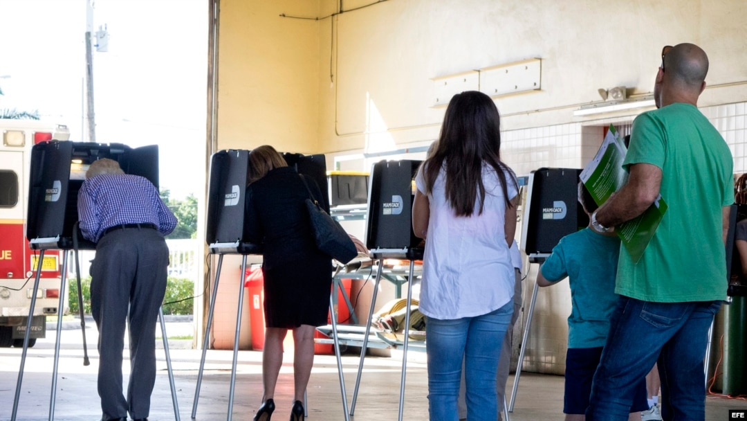 Electores hacen cola para emitir su voto durante los comicios presidenciales en un colegio electoral de Miami, Florida. Archivo