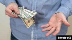 Cubanos critican la llamada reforma del mercado cambiario en Cuba. 