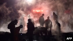 Bomberos y rescatistas trabajan en al zona de la explosión del oleoducto de Tlahuelilpan, en México. 