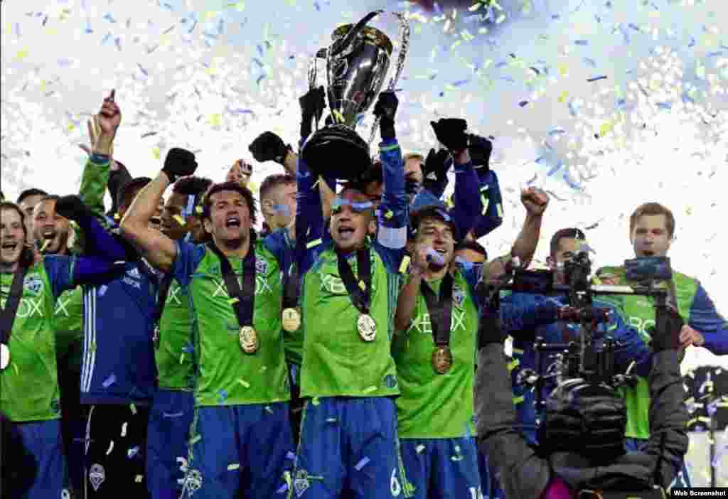 Osvaldo Alonso levanta el trofeo Philip F. Anschutz, ganado tras coronarse campeones de la MLS en 2016.