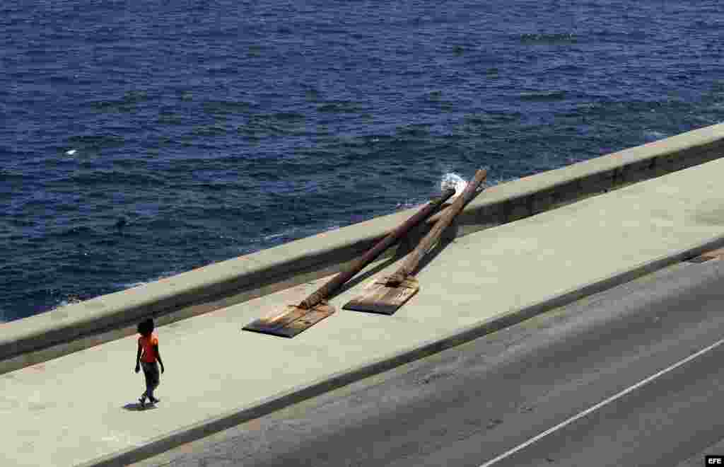 Junto a unos remos gigantes colocados en el malecón de La Habana (Cuba), como parte de la XI Bienal de Arte de La Habana.