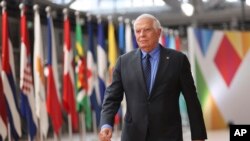 Josep Borrell, a cargo de las relaciones exteriores de la UE, arriba a la cumbre en Bruselas el 17 de junio de 2023. (AP Photo/Francois Walschaerts).