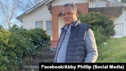 El reverendo Jesse Jackson frente a la casa donde nació, en Greenville, Carolina del Sur. 