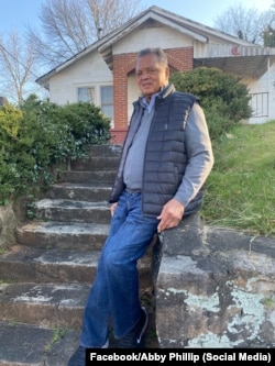 El reverendo Jesse Jackson frente a la casa donde nació, en Greenville, Carolina del Sur.