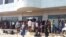 Tras la salida hacia México de unos 1.300, otros cientos de cubanos se aglomeran en Paso Canoas, Panamá (La Prensa).