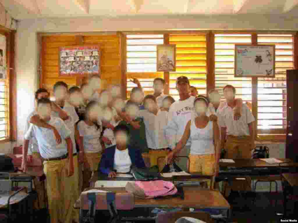 Cubadave posa con estudiantes de secundaria.&nbsp;Strecker asegura que la foto fue tomada en Matanzas.