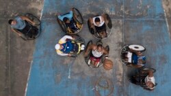Manuel Mendoza juega baloncesto con sus amigos en silla de ruedas en una cancha pública en el barrio Artigas de Caracas, el 24 de octubre de 2020.