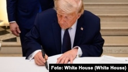 El presidente Donald J. Trump firma un memorando de entendimiento entre la República Islámica de Irán y los Estados Unidos.