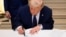 El presidente Donald J. Trump firma un memorando de entendimiento entre la República Islámica de Irán y los Estados Unidos.