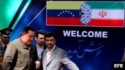 Chávez estrechó relaciones con regímenes patrocinadores del terrorismo. En la foto, en Teherán con el presidente iraní, Majmud Ajmadineyad.