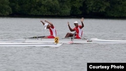 Los cubanos Solaris Freire y Adrián Oquendo celebran su victoria en la modalidad de dos remos largos de los Juegos Centrocaribes de Veracruz.