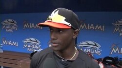 El pelotero cubano Adeiny Hechavarría ve con beneplácito su canje a los Marlins