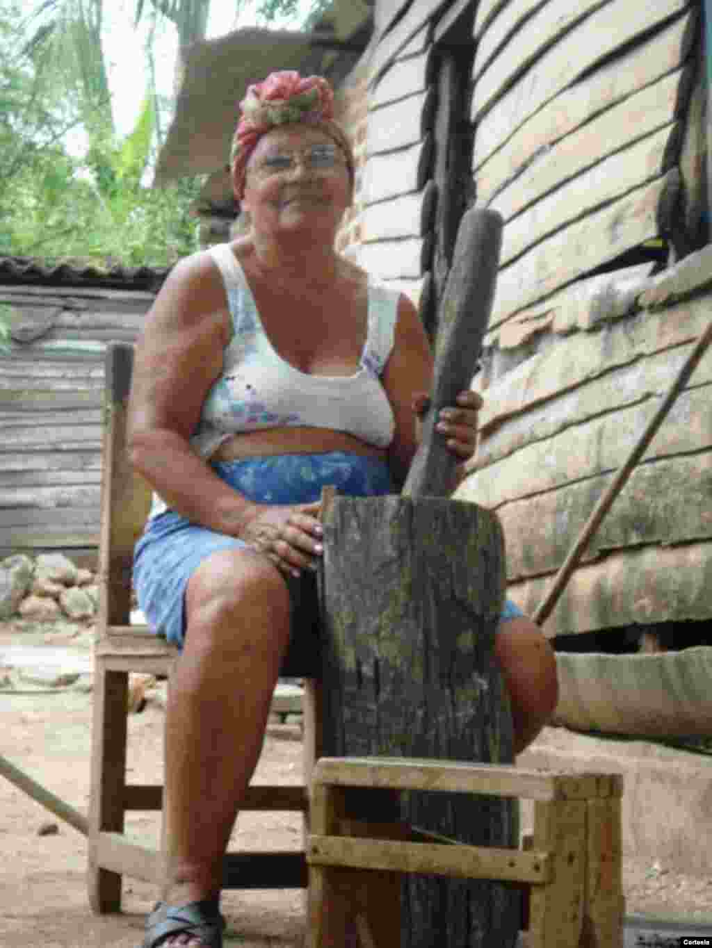 Campesina ayuda en las labores del hogar.