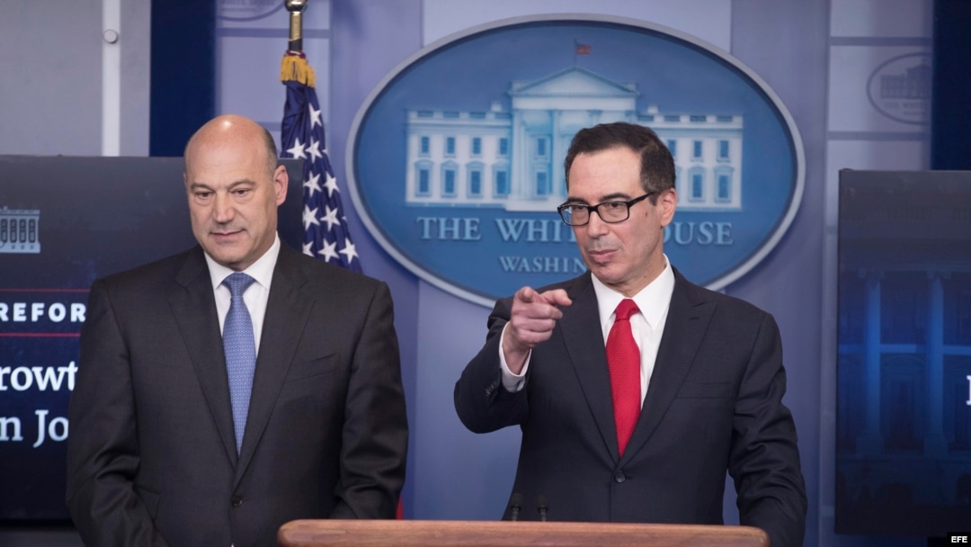El secretario del Tesoro, Steven Mnuchin (d), y el principal asesor económico de la Casa Blanca, Gary Cohn (i), durante una rueda de prensa sobre los recortes de impuestos que ha prometido el presidente de EE.UU., Donald Trump, en la Casa Blanca en Washin