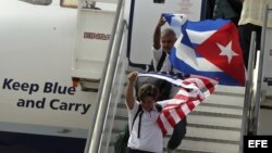 Un avión de la aerolínea Jet Blue llega el 31 de agosto de 2016 al aeropuerto Abel Santamaría de la ciudad de Santa Clara, restableciendo el servicio de vuelos regulares entre la isla y EEUU (Foto: Archivo/Alejandro Ernesto/EFE).