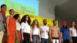 Amnistía Internacional presenta un simbólico desfile de ropa