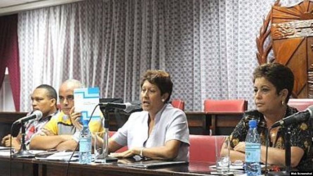 Al centro, Ena Elsa Velázquez Ministra de Educación de Cuba.