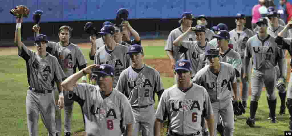 Los integrantes del equipo de Estados Unidos saludan al publico al final del partido amistoso frente a Cuba.