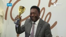 El astro del fútbol mundial Pele, sale del hospital.