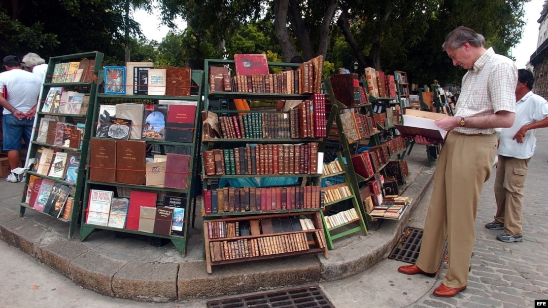 Venta de libros viejos y de uso en la Plaza de Armas, La Habana Vieja, Cuba. ARCHIVO-EFE.