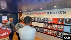 Visitantes del museo rodante Freedom Truck, expuesto en la Universidad Internacional de Florida, localizada en Miami. 