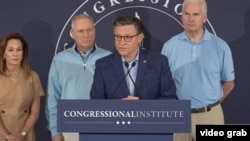 El presidente de la Cámara, Mike Johnson, sobre Cuba: «¿Deberíamos enviar un gran número de tropas estadounidenses allí? No creo que haya necesidad de ello».