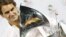 Federer sostiene el trofeo que le entregaron tras ganar por séptima vez el torneo de tenis de Dubai. 