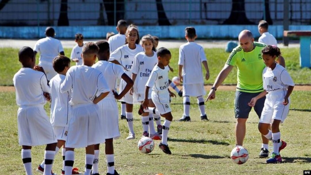 Niños cubanos participan en una clínica de fútbol impartida por entrenadores de la Fundación Real Madrid, en La Habana (Cuba).