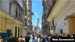 Vista de la grua rescatando a los vecinos atrapados tras derrumbe. Foto Diario de Cuba