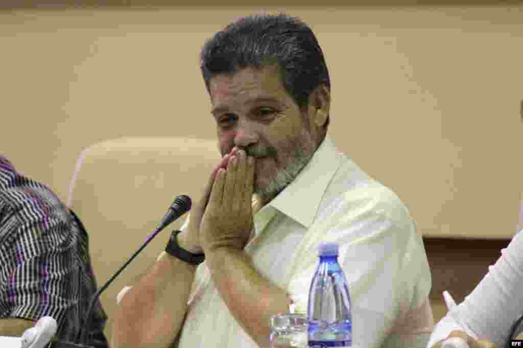 El integrante de las Fuerzas Revolucionarias de Colombia (FARC) Hermes Aguilar habla hoy, jueves 6 de septiembre de 2012, durante una conferencia de prensa en La Habana (Cuba). 