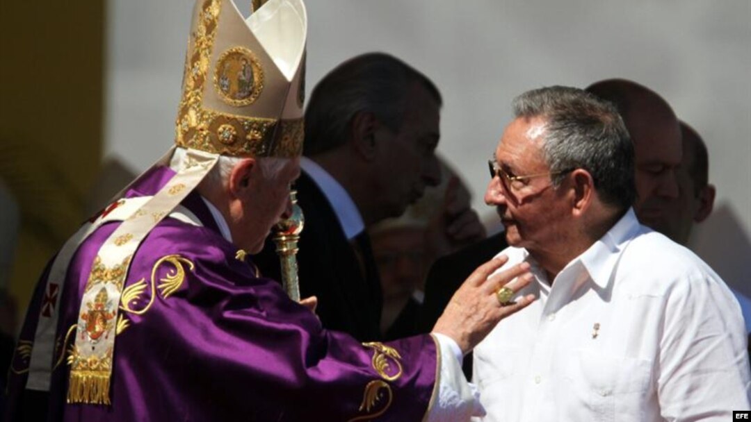 Papa Benedicto XVI saluda a Raúl Castro