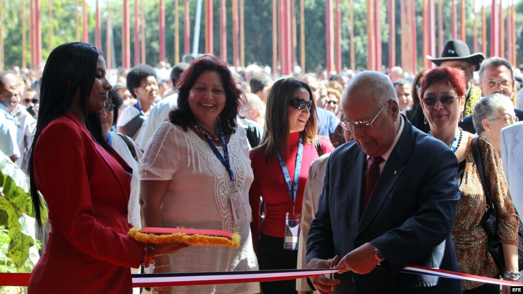 El vicepresidente cubano Ricardo Cabrisas corta la cinta inaugural de la XXX Feria Internacional de La Habana Fihav-2012.