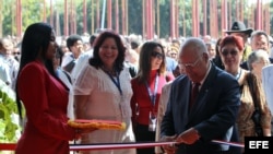 El vicepresidente cubano Ricardo Cabrisas corta la cinta inaugural de la XXX Feria Internacional de La Habana Fihav-2012.