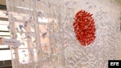 Mural con mil "grullas de origamis", de papel. 