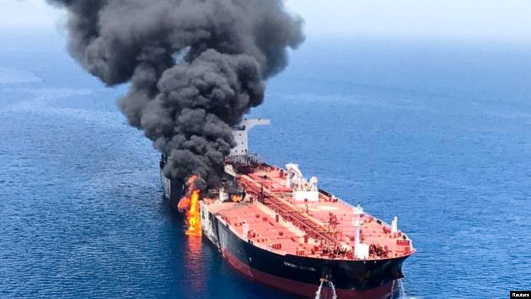 Un tanquero de petróleo tras ser atacado en el Golfo de Omán. 