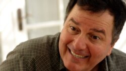 Presenta su más reciente novela el escritor chileno Roberto Ampuero