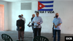 Ramón Saúl Sánchez, líder del Movimiento Democracia, habla durante la conferencia de prensa sobre la caravana "Patria y Vida".