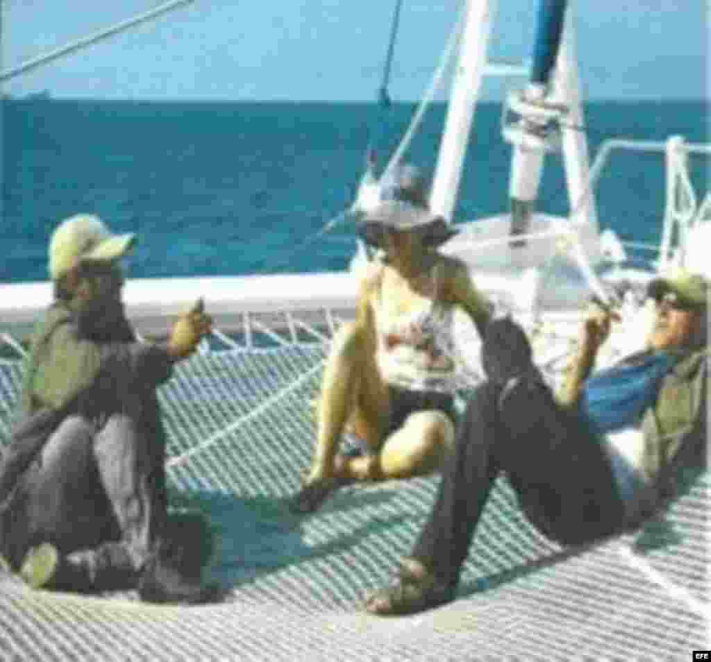  Fotografía sin fechar tomada de la página www.pensamientocolombia.org de los negociadores de las FARC Iván Márquez (i), Laura Villa (c) y Jesús Santrich (d), en un yate catamarán, en Cuba. 