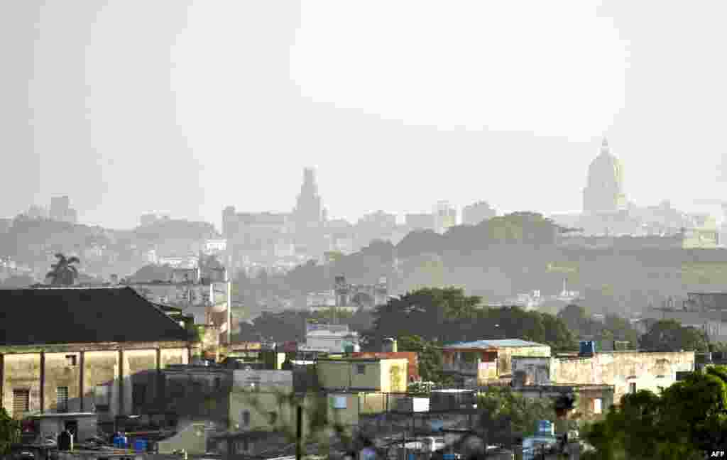 Vista de La Habana este jueves, 25 de junio, con el Capitolio al fondo, cubierta por el polvo del Sahara. (Yamil LAGE / AFP)