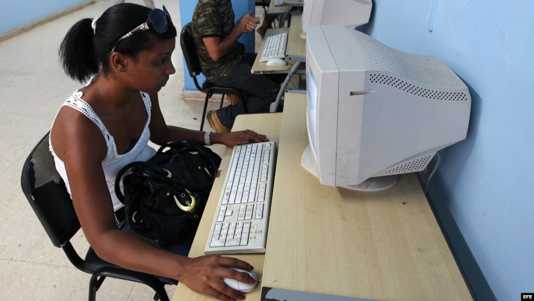Varias personas acceden a Internet en una sala de navegación. 