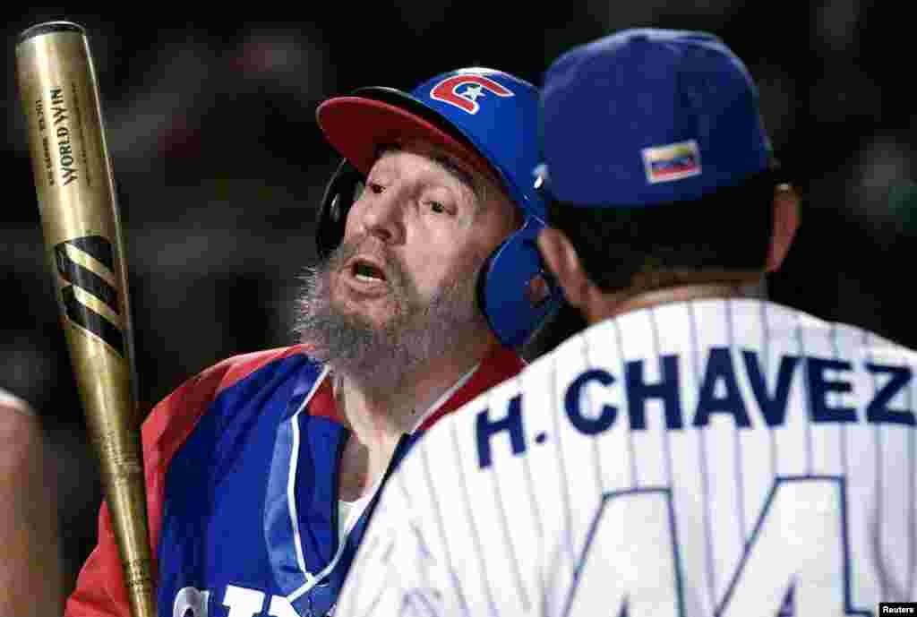 ARCHIVO. Fidel Castro y Hugo Chávez jugando béisbol en Barquisimeto. Su escolta asegura que Fidel Castro grababa todas las conversaciones con sus interlocutores, incluido, su amigo personal, Hugo Chávez.