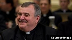 John R. Manz, obispo auxiliar de Chicago. 