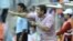 El entrenador de Cuba, Raúl González, reacciona durante un partido del Mundial de fútbol sub-20 disputado entre Cuba y Nigeria.